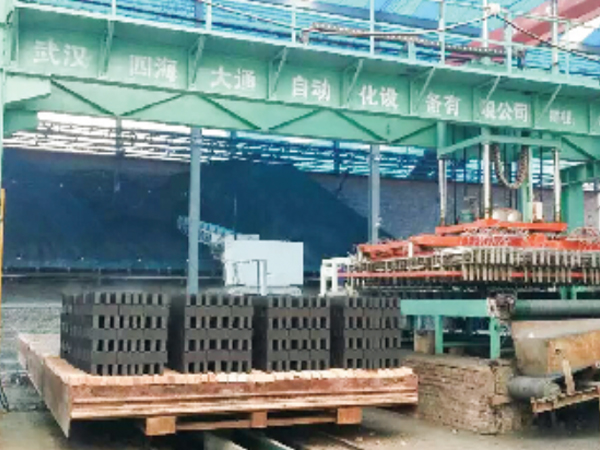 湖北荊州市沿河新型建材廠碼坯機現場
